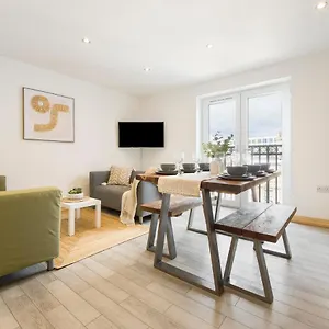 Apartment Coastal Charm Townhouse: Renovated 3-bedroom With Parking, Bournemouth