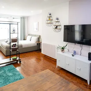 Apartment Reef7 - Modern Flat, 5 Mins From Beach, Centre And International Centre, Bournemouth