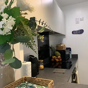 Apartment Nr Town Train Coach Shops Lovely Entire Allows Quiet Good Dogs, Bournemouth